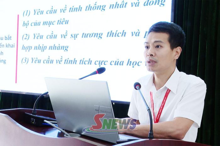 Giảng viên Khoa Xây dựng Đảng tham luận tại hội thảo.