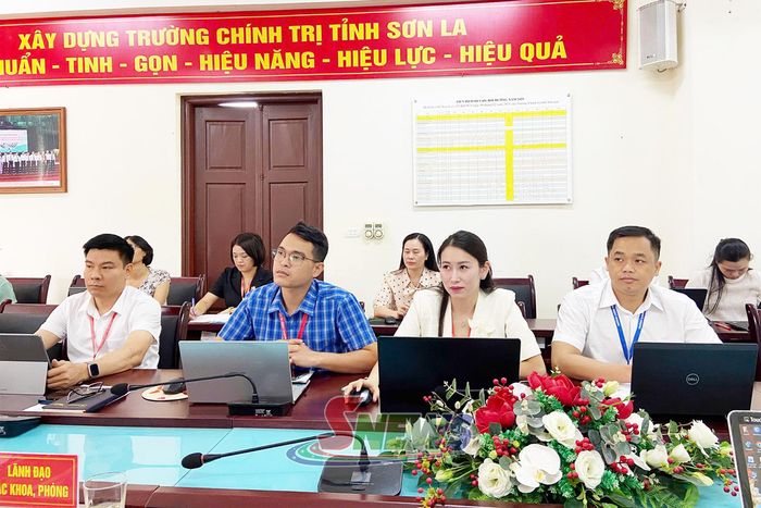 Các đại biểu tham dự hội thảo.