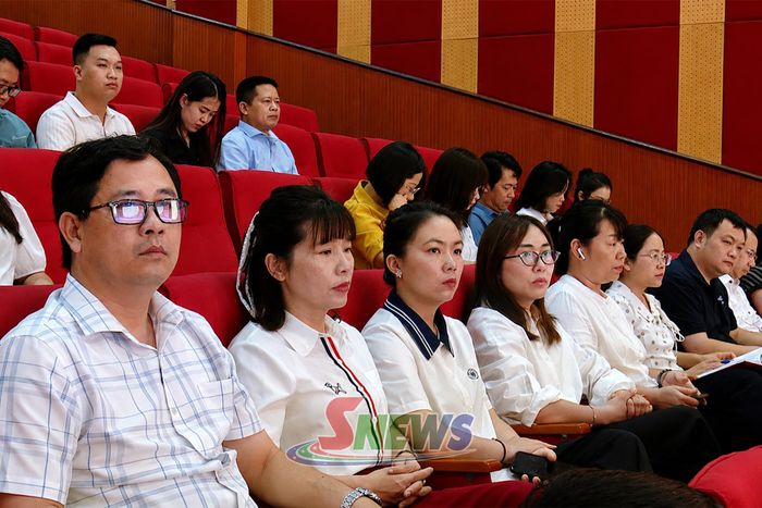 Cán bộ, đảng viên, viên chức và người lao động dự buổi sinh hoạt chính trị dưới cờ.