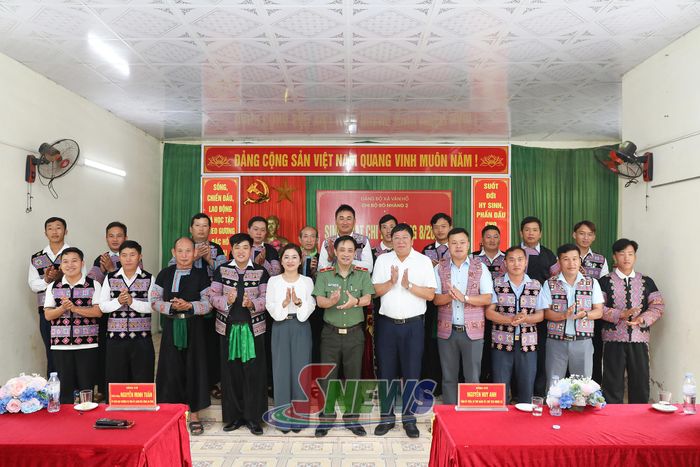 Đại biểu và các đảng viên Chi bộ bản Bó Nhàng 2 chụp ảnh lưu niệm