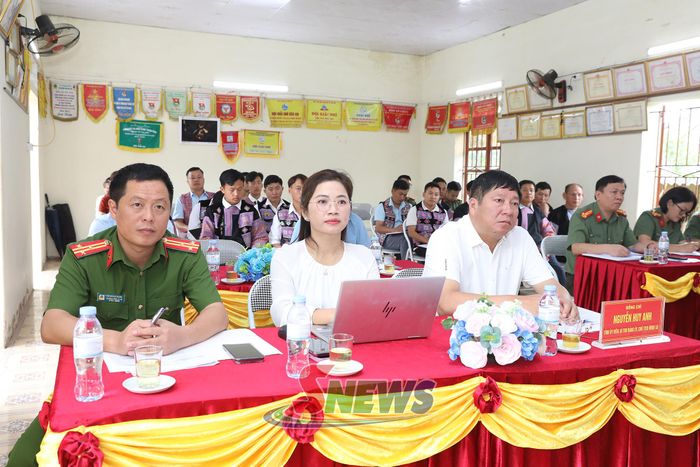 Các đại biểu dự cuộc họp Chi bộ