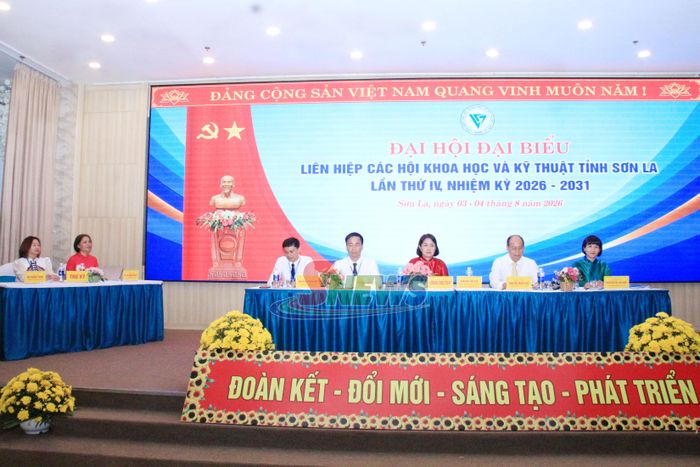 Đoàn Chủ tịch và Thư ký đại hội.