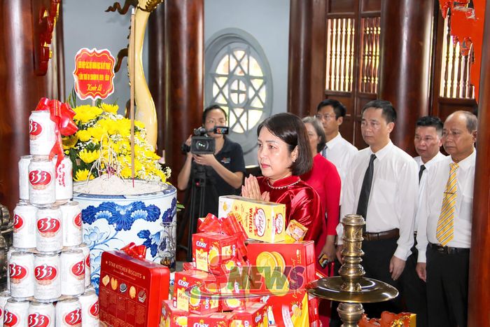 Đại biểu dâng hương tại Đền thờ Bác Hồ.