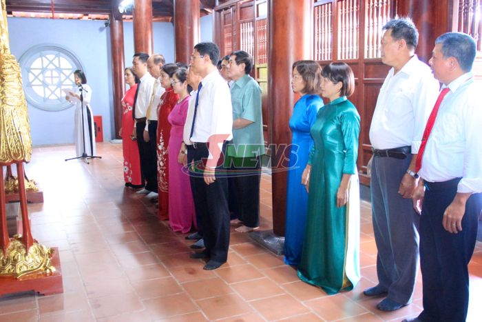 Các đại biểu dâng hương tại Đền thờ Bác Hồ.