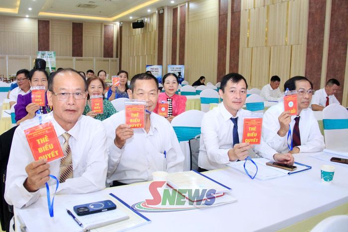 Đại biểu biểu quyết thông qua chương trình, nội quy, quy chế làm việc của đại hội.