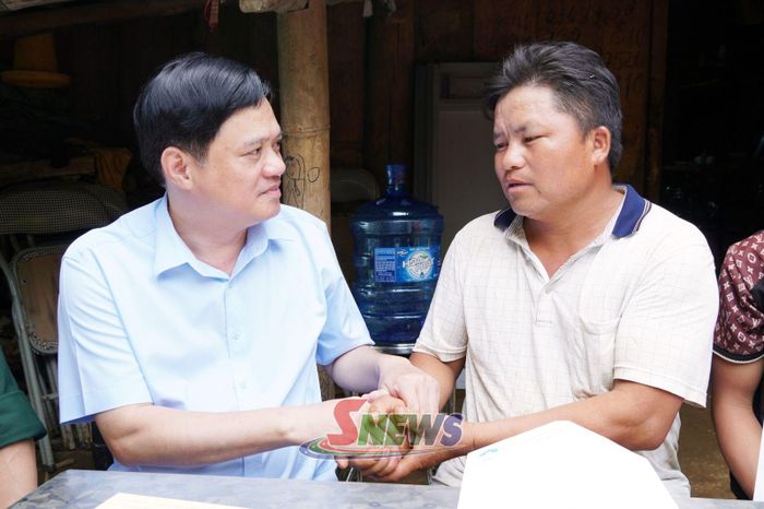 Đồng chí Nguyễn Mạnh Hùng trao quà hỗ trợ, động viên gia đình các nạn nhân bị lũ cuốn trôi tại bản Chèo Bau, xã Gia Phù.