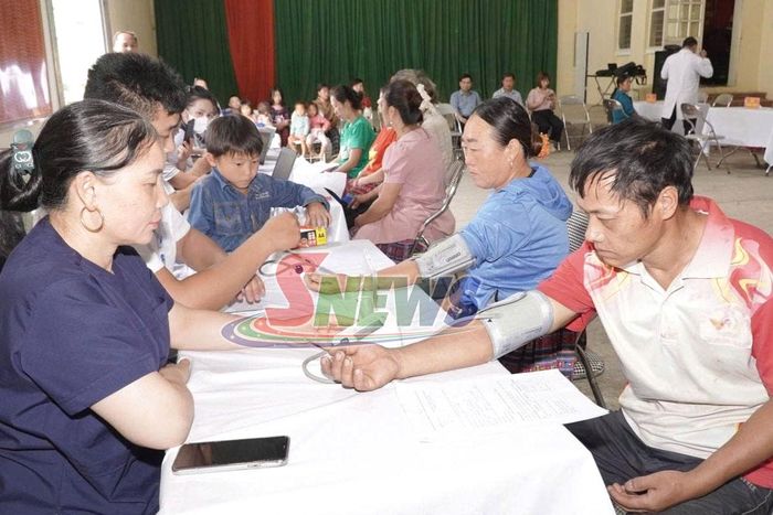 Khám sức khỏe định kỳ và khám sàng lọc miễn phí cho người dân bản Lóng Luông, xã Vân Hồ. Ảnh Mạnh Thắng