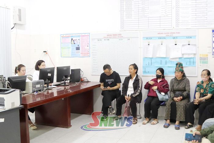 Người dân đến khám bệnh tại Trạm Y tế phường Tô Hiệu. 