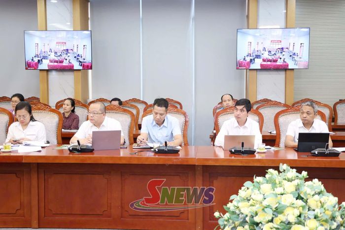 Các đại biểu dự họp.
