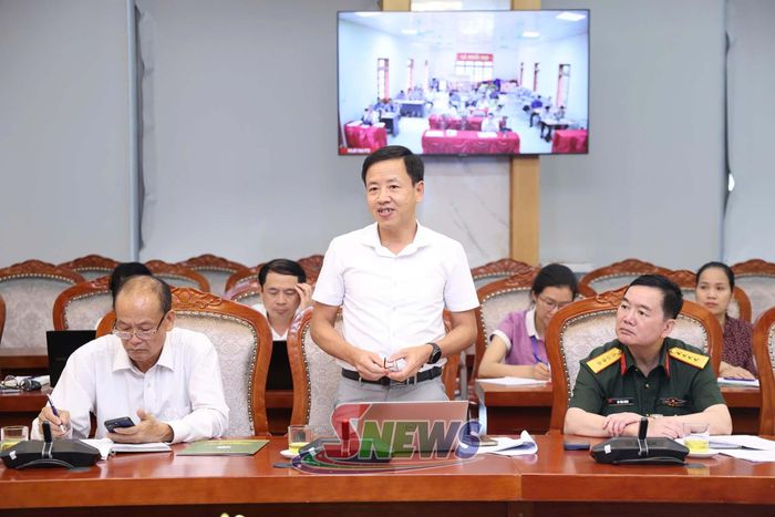 Đồng chí Giám đốc Báo và Phát thanh, truyền hình Sơn La phát biểu tại cuộc họp.