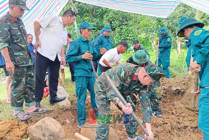 Cán bộ, chiến sĩ Bộ CHQS tỉnh Sơn La và dân quân tại chỗ tham gia tìm kiếm, quy tập hài cốt liệt sĩ tại bản Pưa Lai, xã Tô Múa