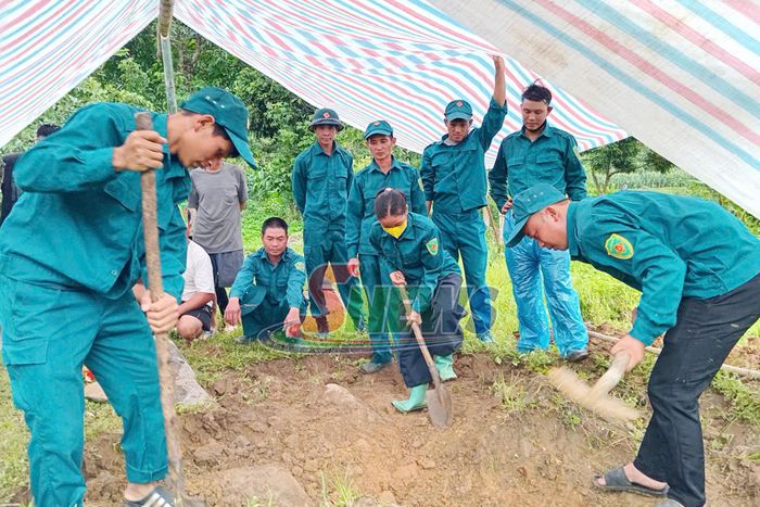 Lực lượng dân quân xã Tô Múa tiến hành khai quật các vị trí nghi có mộ liệt sĩ.