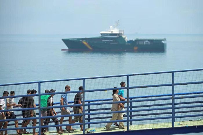 Người di cư trở về Morocco sau làn sóng vượt biên quy mô lớn vào thành phố Ceuta của Tây Ban Nha, ngày 31-7. Ảnh: Reuters