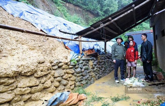 Chính quyền địa phương chỉ đạo khắc phục và phòng chống mưa bão. Ảnh: Quang Phấn