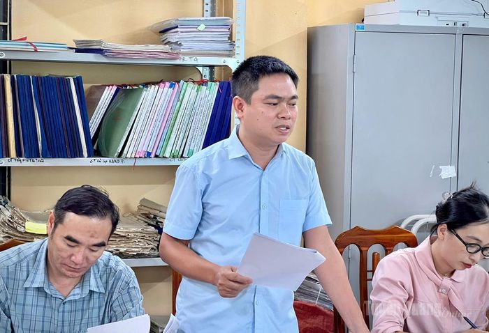 Lãnh đạo UBND phường Minh Xuân báo cáo tình hình triển khai thực hiện các dự án trên địa bàn phường.