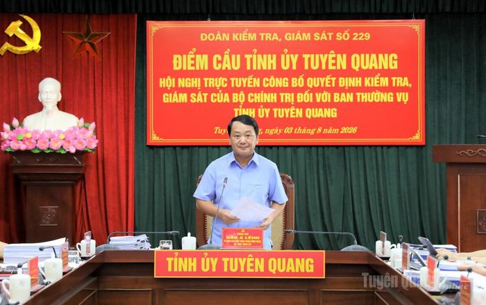 Đồng chí Bí thư Tỉnh ủy Hầu A Lềnh phát biểu tại hội nghị.