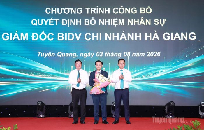 Lãnh đạo BIDV trao Quyết định bổ nhiệm chức vụ Giám đốc BIDV Chi nhánh Hà Giang cho ông Trịnh Văn Hậu.