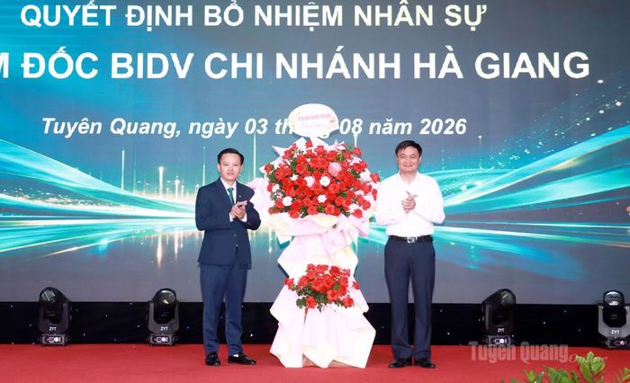 Đồng chí Đỗ Anh Tuấn, Phó Chủ tịch UBND tỉnh Tuyên Quang tặng hoa chúc mừng tân Giám đốc BIDV Chi nhánh Hà Giang Trịnh Văn Hậu.