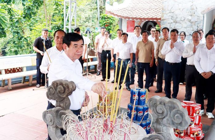 Các đại biểu dâng hương tại Đền thờ các Anh hùng liệt sĩ Mặt trận Vị Xuyên, xã Thanh Thủy.