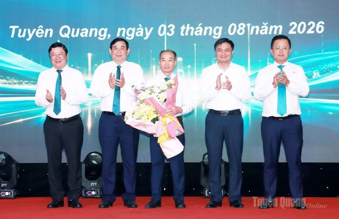 Đồng chí Đỗ Anh Tuấn, Phó Chủ tịch UBND tỉnh Tuyên Quang cùng Ban lãnh đạo BIDV tặng hoa ông Đặng Văn Dương, nguyên Giám đốc BIDV Chi nhánh Hà Giang được nhận Quyết định nghỉ hưu.