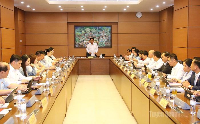 Đoàn đại biểu Quốc hội tỉnh Tuyên Quang và các tỉnh tham gia thảo luận tại tổ 16.