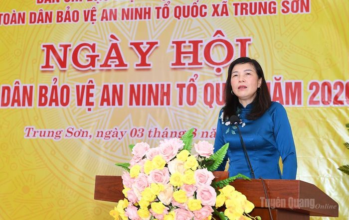 Đồng chí Phó Chủ tịch HĐND tỉnh Phạm Thị Minh Xuân phát biểu tại Ngày hội Toàn dân bảo vệ an ninh Tổ quốc tại xã Trung Sơn.