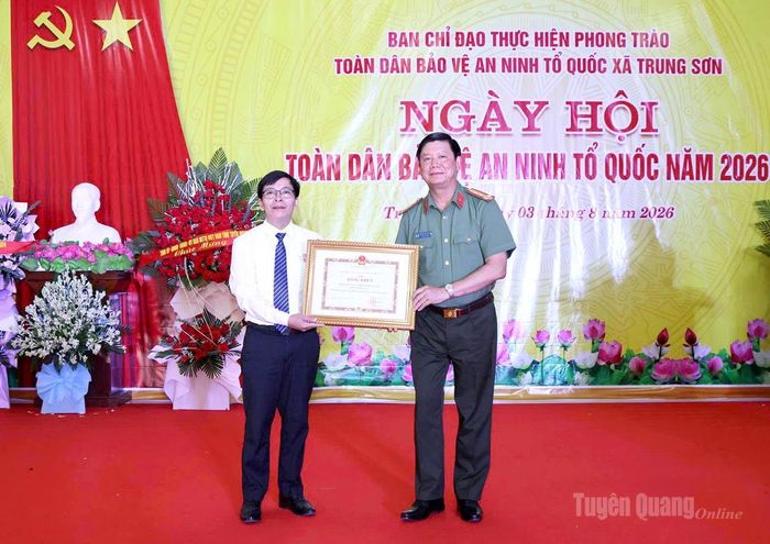 Đại tá Hoàng Văn Mạnh, Ủy viên Ban Thường vụ Đảng ủy, Phó Giám đốc Công an tỉnh trao Bằng khen cho xã Trung Sơn vì có thành tích trong thực hiện phong trào Toàn dân bảo vệ an ninh Tổ quốc.