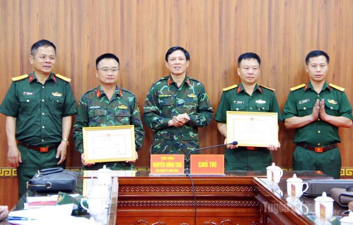 Thay mặt Thường vụ Đảng ủy, Bộ Tư lệnh Quân khu 2, Thiếu tướng Nguyễn Hồng Thái khen thưởng cho tập thể và cá nhân có thành tích xuất sắc trong thực hiện nhiệm vụ tìm kiếm, quy tập hài cốt liệt sĩ.