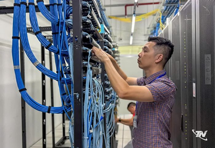 Cán bộ Trung tâm Công nghệ thông tin và Truyền thông (Sở Khoa học và Công nghệ) kiểm tra hệ thống thiết bị và đường truyền, bảo đảm hạ tầng dữ liệu vận hành ổn định, thông suốt và an toàn.