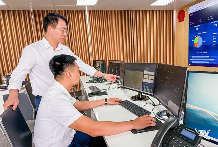 Cán bộ Trung tâm Điều hành giám sát thông minh tỉnh Thái Nguyên theo dõi, phân tích dữ liệu được tích hợp từ các ngành, lĩnh vực phục vụ công tác chỉ đạo, điều hành.