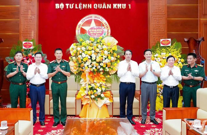 Các đồng chí Thường trực Tỉnh ủy Thái Nguyên chúc mừng Thiếu tướng Trần Xuân Mạnh.