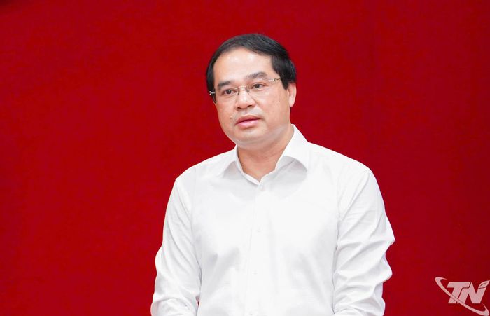 Thay mặt Thường trực Tỉnh ủy Thái Nguyên, đồng chí Bí thư Tỉnh ủy Trịnh Xuân Trường chúc mừng Thiếu tướng Trần Xuân Mạnh được Đảng, Nhà nước, Quân ủy Trung ương và Bộ Quốc phòng tin tưởng giao trọng trách mới.