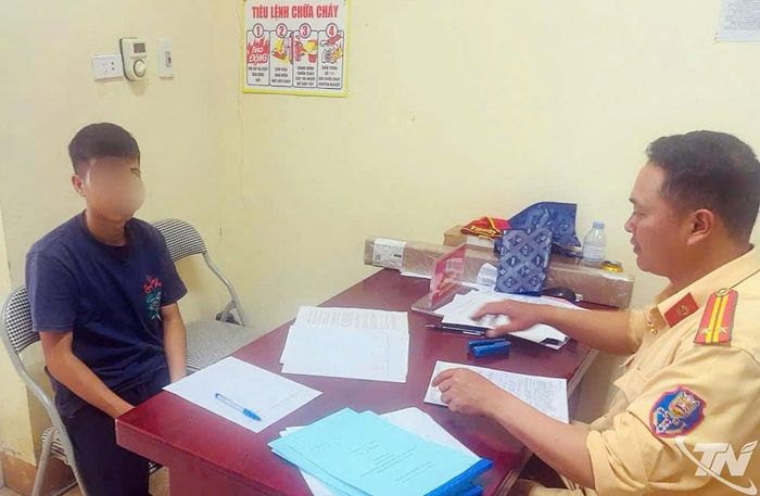 Lực lượng CSGT làm việc với lái xe H.M.T.