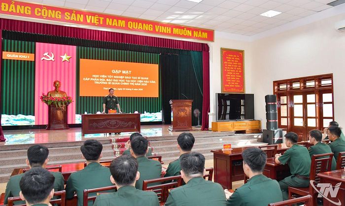 Trung tướng La Công Phương phát biểu quán triệt, giao nhiệm vụ. 