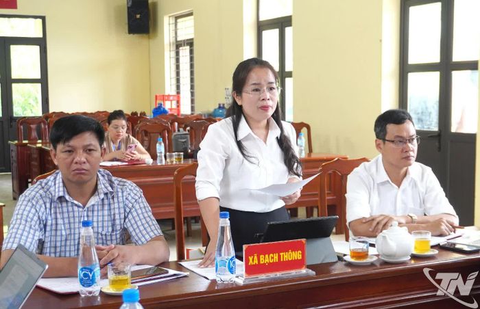 Lãnh đạo xã Bạch Thông nêu kiến nghị.