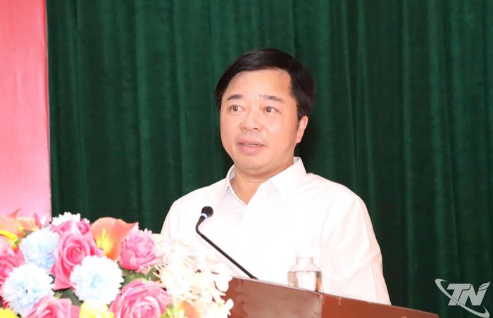 Đồng chí Bùi Văn Lương phát biểu tại buổi sinh hoạt chi bộ.