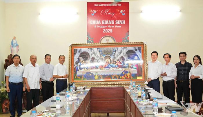 Đồng chí Đinh Quang Tuyên tặng quà Giáo xứ Nhã Lộng.