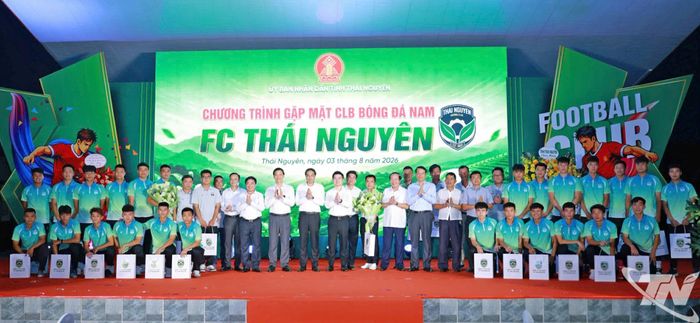Các đồng chí lãnh đạo tỉnh tặng quà động viên Câu lạc bộ Bóng đá nam Thái Nguyên.
