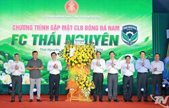 Các đồng chí lãnh đạo tỉnh chúc mừng Câu lạc bộ Bóng đá nam Thái Nguyên.