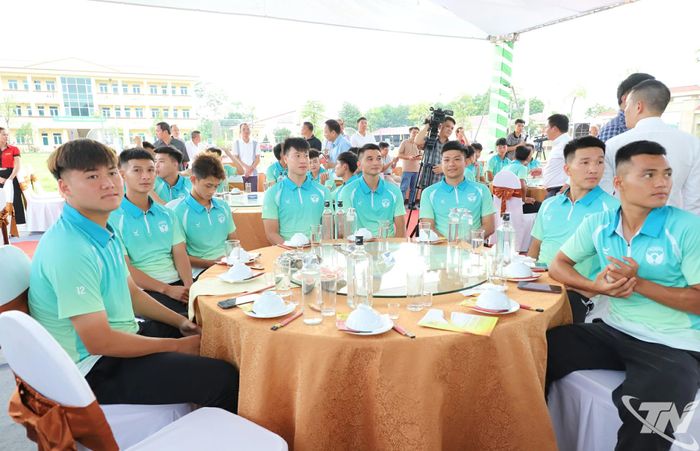 Các đại biểu và cầu thủ dự chương trình gặp mặt.