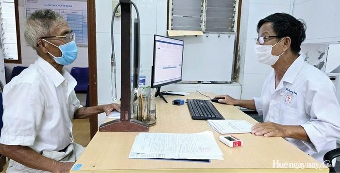 Tuyên truyền tác hại của thuốc lá với bệnh nhân điều trị tại Bệnh viện Phổi TP. Huế.