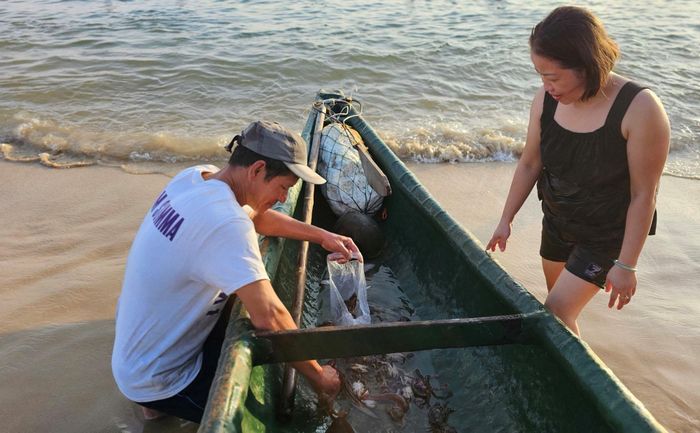 Thích thú mua bán hải sản đánh bắt gần bờ . 