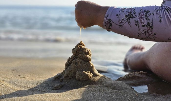 Thú vui yêu thích của các bạn nhỏ bên biển.