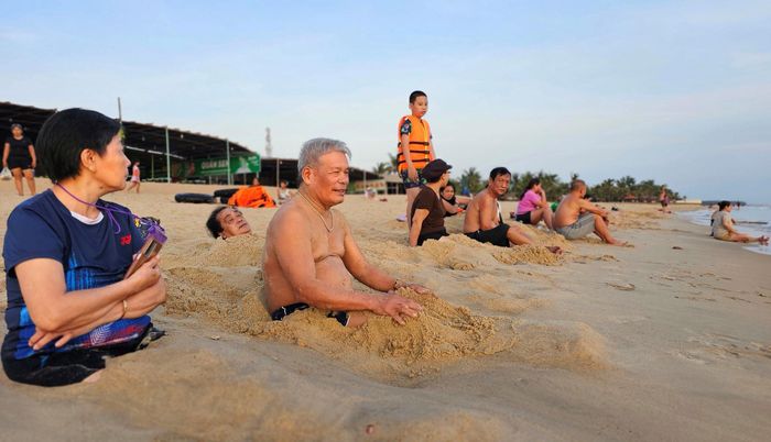 Người lớn tuổi trị liệu, hòa mình cùng thiên nhiên. 