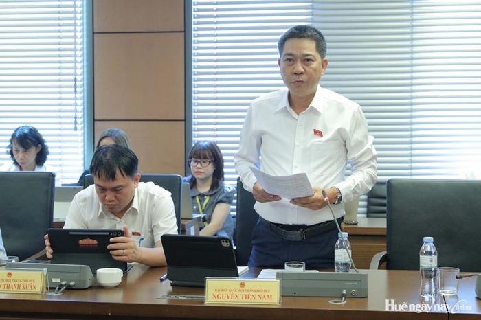 Đại biểu Nguyễn Tiến Nam, Phó Chủ tịch Ủy ban MTTQ Việt Nam TP. Huế góp ý về dự thảo Luật sửa đổi, bổ sung một số điều của Luật Hải quan. Ảnh: Đoàn ĐBQH thành phố cung cấp