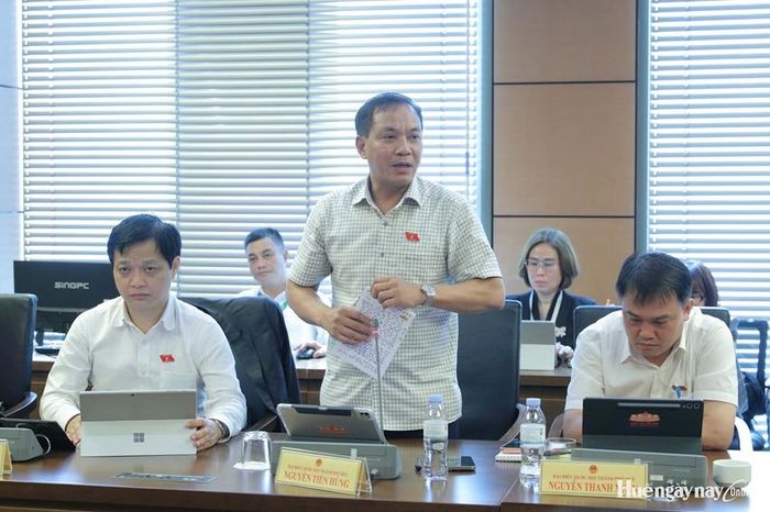 Đại biểu Nguyễn Tiến Hùng, Viện trưởng Viện Kiểm sát nhân dân TP. Huế góp ý về tên gọi đối với dự án Luật sửa đổi, bổ sung Điều 6 và Phụ lục IV của Luật Đầu tư. Ảnh: Đoàn ĐBQH thành phố cung cấp