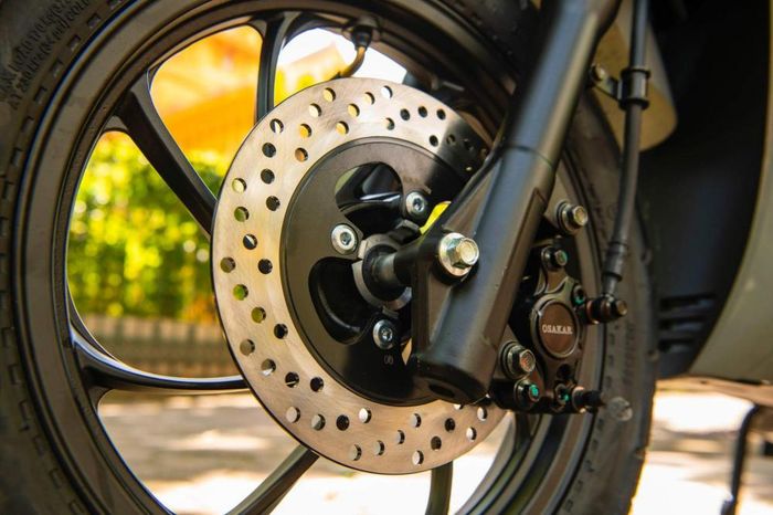 Hệ thống giảm xóc trước sử dụng phuộc kích thước lớn
