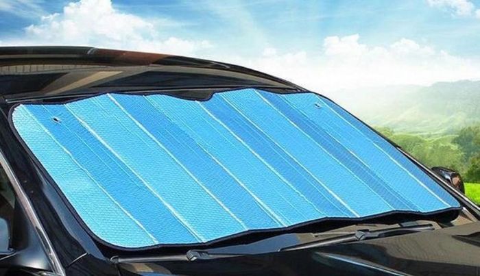 Tấm chắn nắng có nhiều loại với thiết kế gấp gọn, dạng phản quang hoặc sử dụng vật liệu cách nhiệt