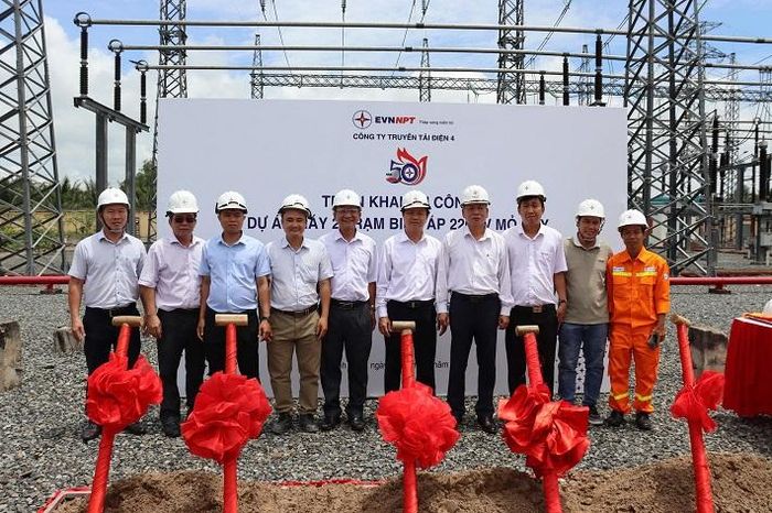 Ông Ngô Trung Hiếu - Phó giám đốc PTC4 (người đứng giữa) cùng các đơn vị liên quan thực hiện nghi thức khởi công dự án