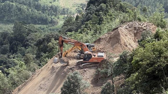 Đang thi công tại vị trí 70 Dự án đường dây 220kV Than Uyên - Lào Cai